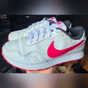 Sz 4Y Big Girl's NIKE MD VALIANT SE "White Very Berry"